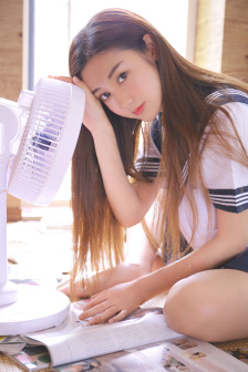 宝贝对着摄像头自己做